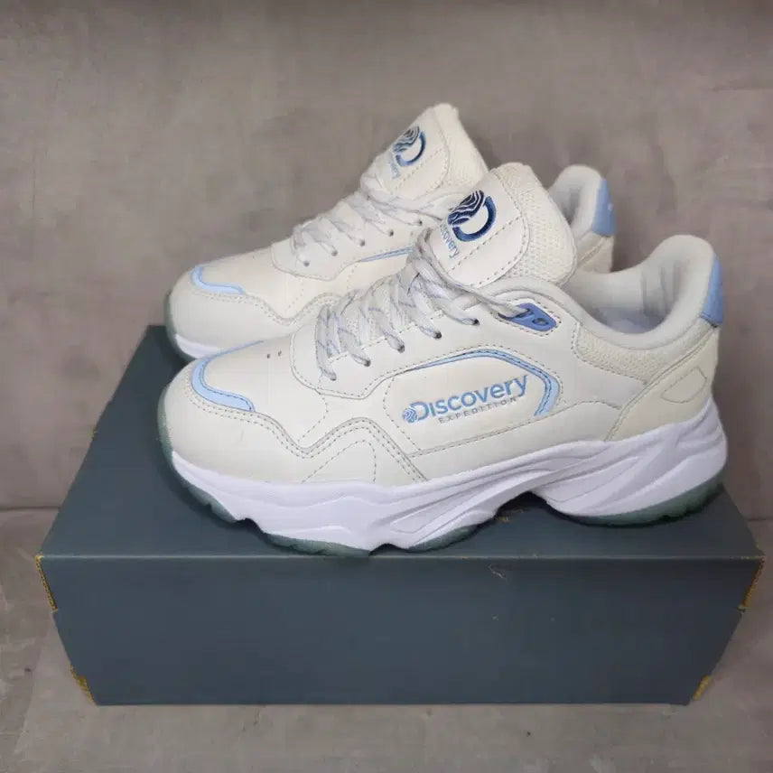 [BUNJANG] Discovery Sneakers (260) / 디스커버리 운동화 (260)