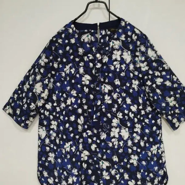 [BUNJANG] Arte Navy Floral Print Poly Blouse with Pearl Button Detail / 아르떼 네이비 꽃나염 폴리 원단 뒷목단추 진주알 장식 예쁜 블라우스