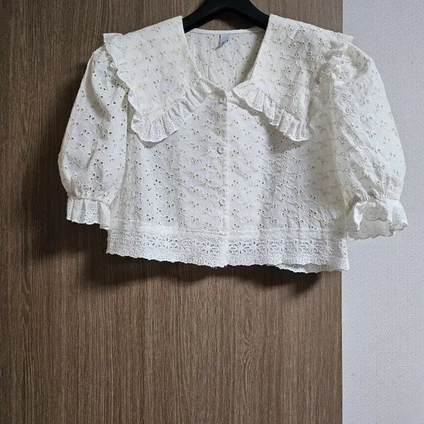 [BUNJANG] YOULI Punching Big Collar Crop Blouse / YOULI 펀칭 빅카라 크롭블라우스