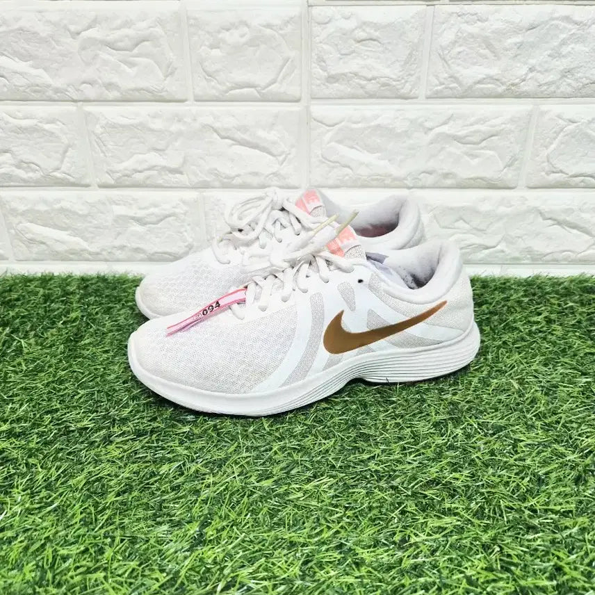 [BUNJANG] Nike Revolution 4 Women's Running Shoes (235mm) / 나이키 235mm(225~230)레볼루션 4 운동화(세탁완료)