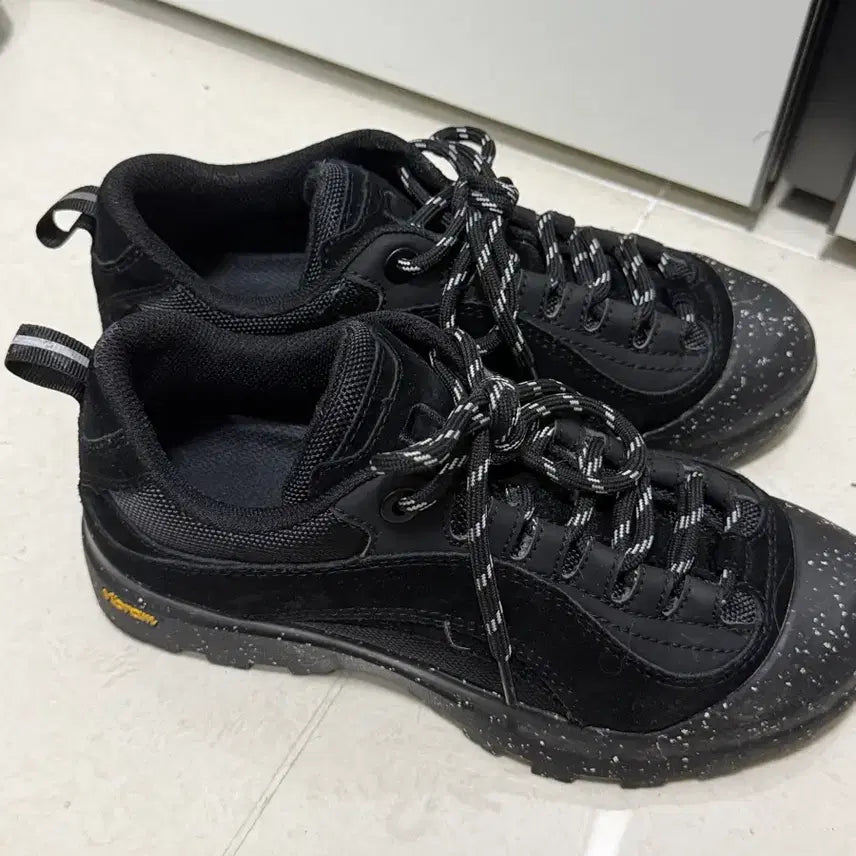[BUNJANG] Nau U-Ridge Sneakers Black / Nau 나우 U릿지스니커즈 블랙 235