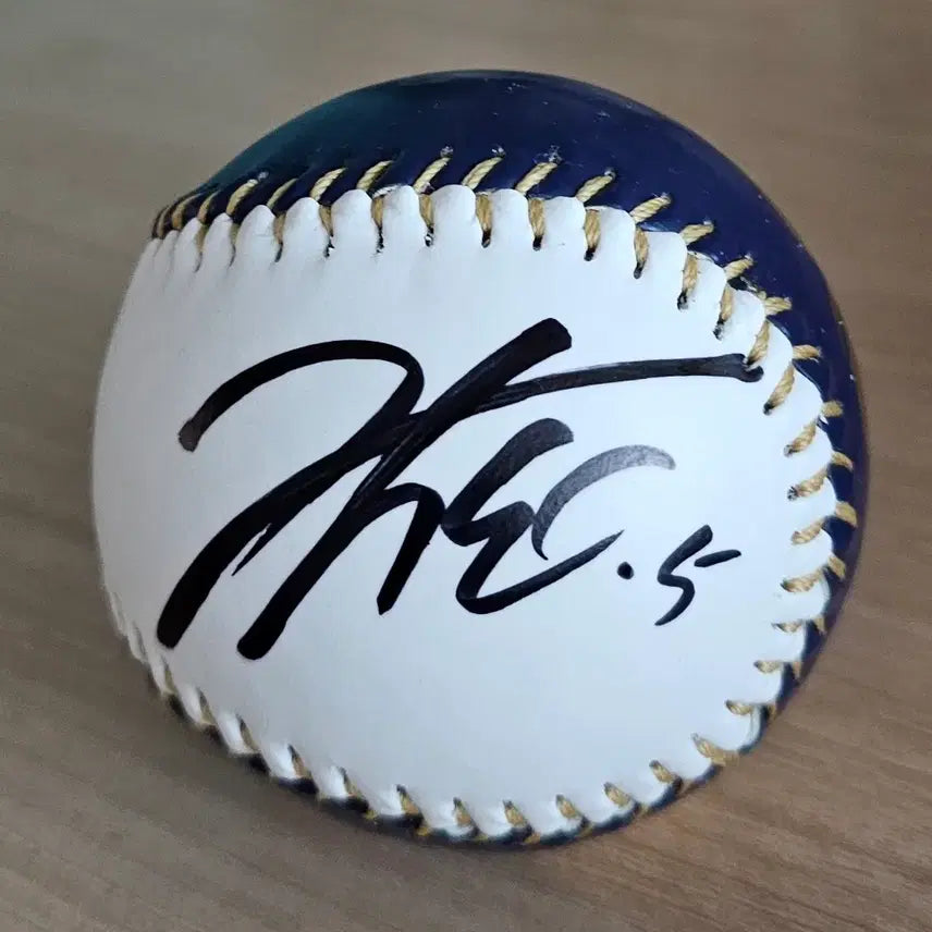 [BUNJANG] Kia Tigers Kim Do-young Autographed Baseball (2024 Gold Globe Commemorative) / 기아타이거즈 김도영 싸인볼(24골글기념)
