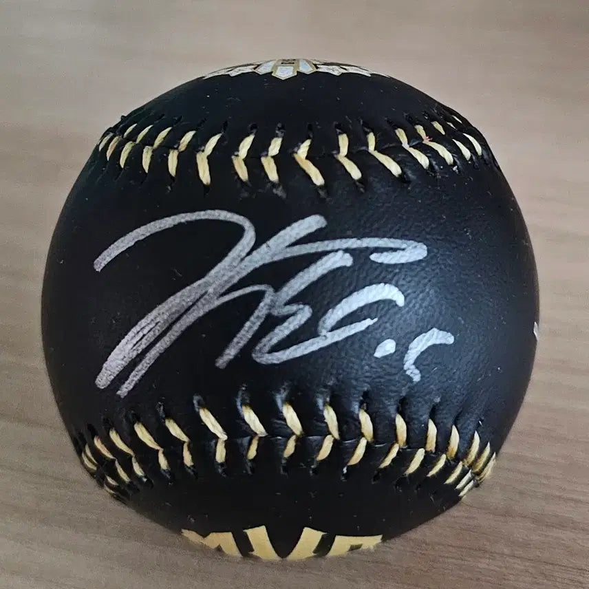 [BUNJANG] Kia Tigers Kim Do-young Autographed Baseball (2024 MVP Commemorative) / 기아타이거즈 김도영 싸인볼(24MVP기념)