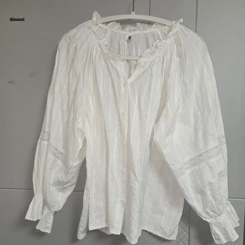 [BUNJANG] Frill Neck Embroidered Lace Blouse / 프릴 넥 자수 레이스 블라우스 판매합니다