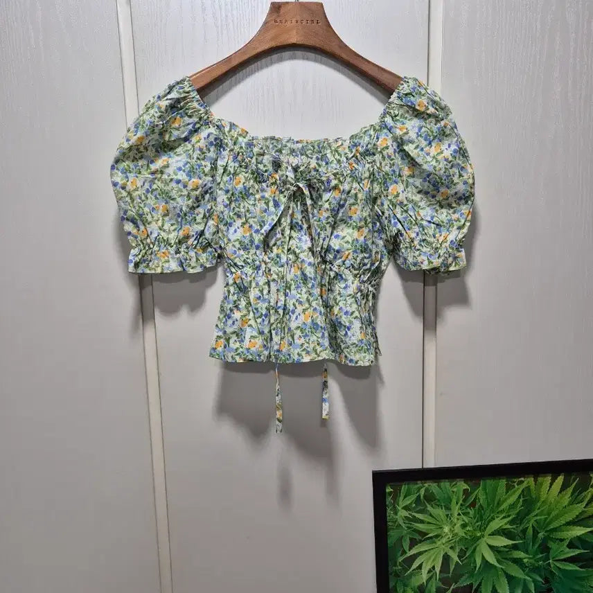 [BUNJANG] Floral Puff Short Sleeve Cropped Blouse / (세일)(새상품)플로럴 퍼프 반팔 크롭 블라우스