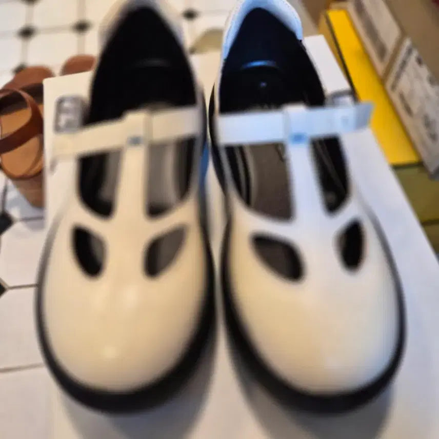 [BUNJANG] Kolon Undyed Rom White Mary Jane Strap Shoes / 코오롱 언다이드롬 흰색 메리제인 스트랩 슈즈 미우미우 디자인 235