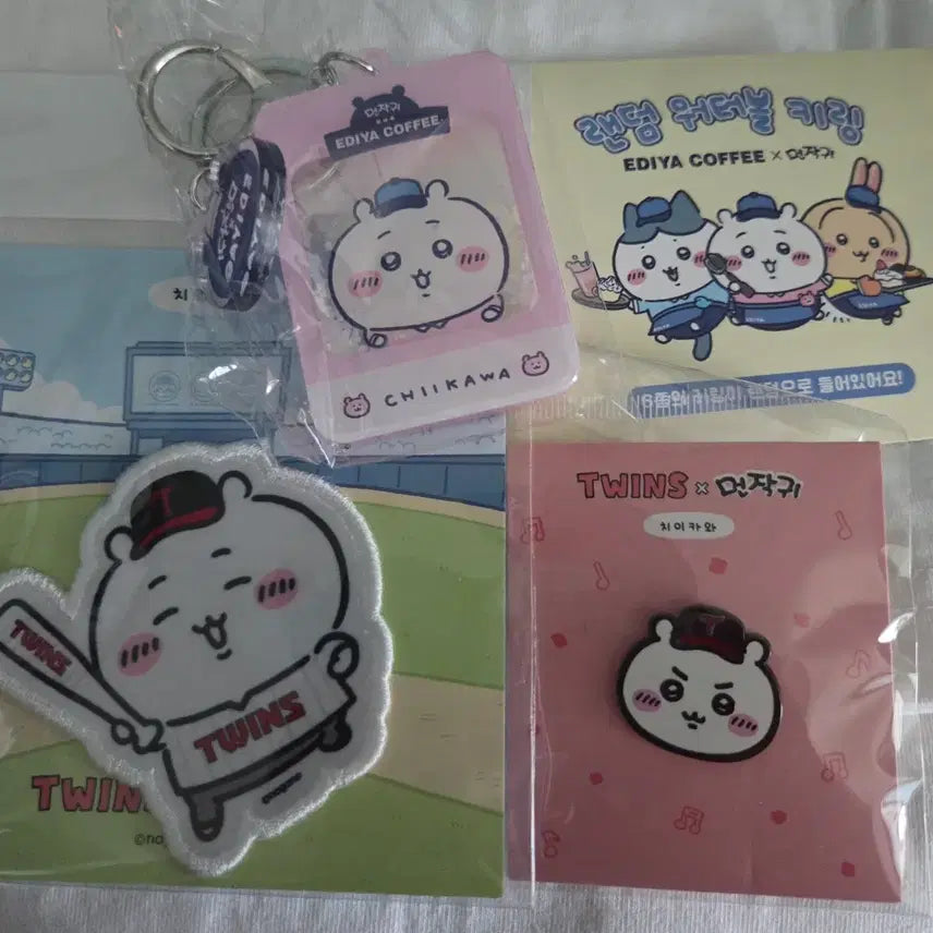 [BUNJANG] LG Twins "Munjakgwi" Chiikawa Enamel Patch & Waterball Keychain Bundle / 엘지 트윈스 먼작귀 치이카와 뱃지 열접착 패치 이디야 랜덤 워터볼 키링