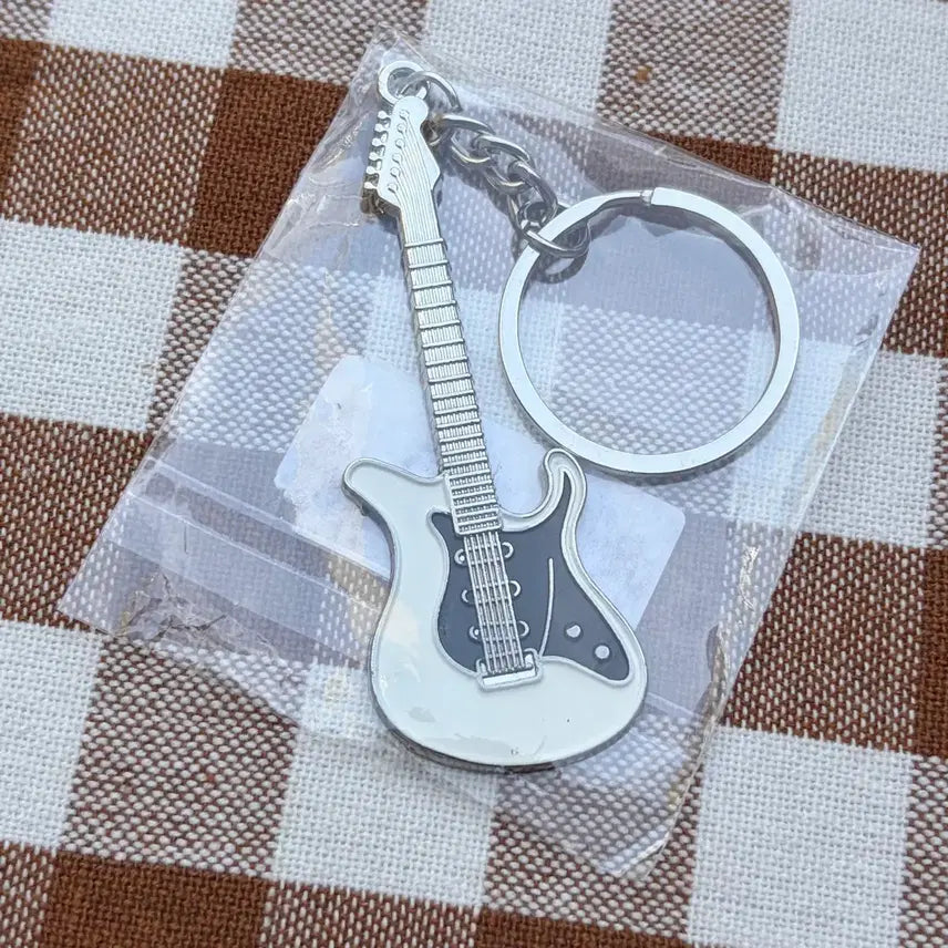 [BUNJANG] Rockstar Guitar Keychain (White) / 락스타 기타 모양 키링 (화이트)