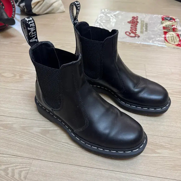 [BUNJANG] Dr. Martens 2976 Chelsea Boots White Stitch / 닥터마틴 2976 첼시부츠 화이트 스티치 42