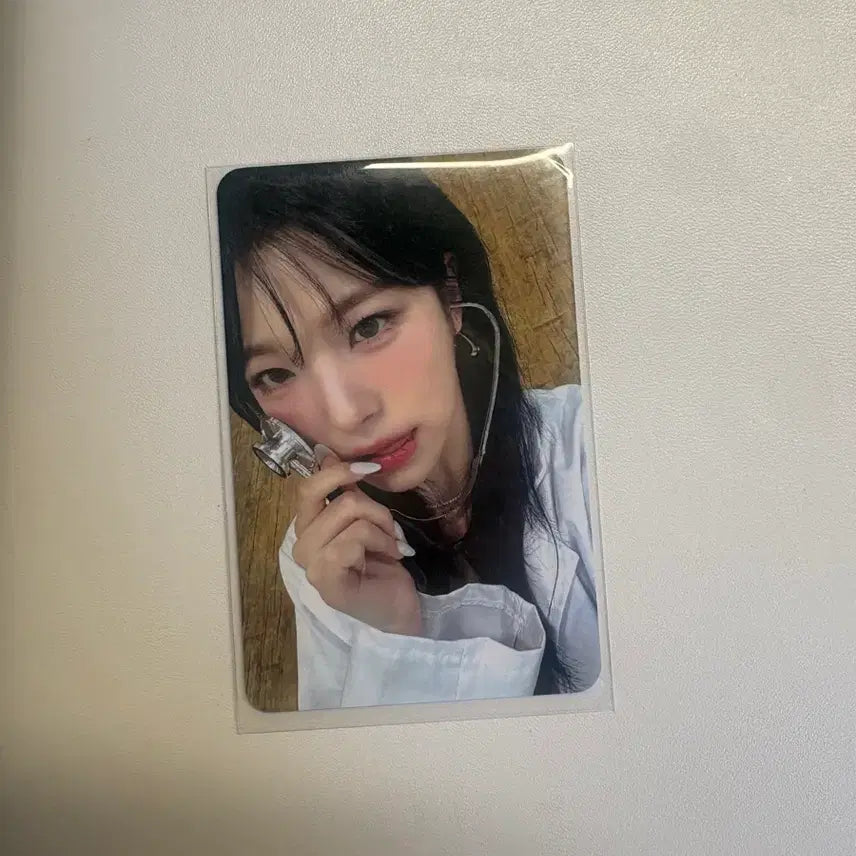 [BUNJANG] fromis_9 Baek Ji-heon "Lock You Up" Doctor Photocard / 프로미스나인 프나 백지헌 락유베 의사 포토카드 포카