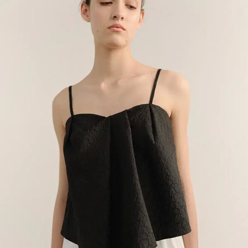 [BUNJANG] Kinder Salmon Suzanne Sleeveless Top Black / 킨더살몬 슬리브리스 탑 Suzanne Top Black