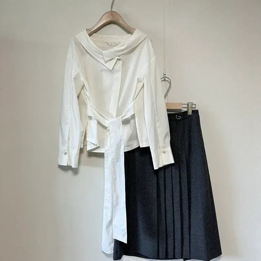 [BUNJANG] SJSJ Boat Neck Collar Belted Blouse / SJSJ 보트넥카라 벨티드 블라우스