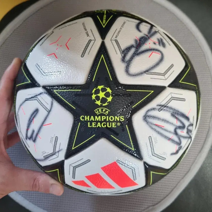 [BUNJANG] Bayern Munich Signed Official Match Ball - Thomas Müller, Kim Min-jae, João Palhinha Autographs / 토마스뮐러, 김민재, 주앙팔리냐 사인볼