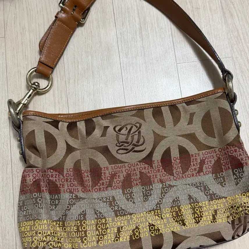[BUNJANG] Louis Quatorze Fabric Shoulder Bag Brown / 루이까또즈 패브릭 숄더백 브라운