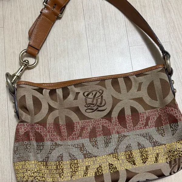 [BUNJANG] Louis Quatorze Fabric Shoulder Bag Brown / 루이까또즈 패브릭 숄더백 브라운
