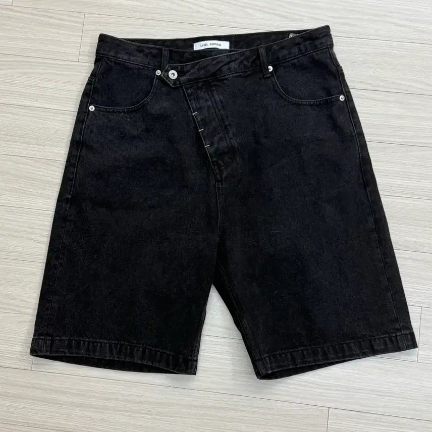 [BUNJANG] LYJEL Service Diagonal Bermuda Shorts / LYJEL SERVICE  DIAGONAL BERMUDA SHORTS