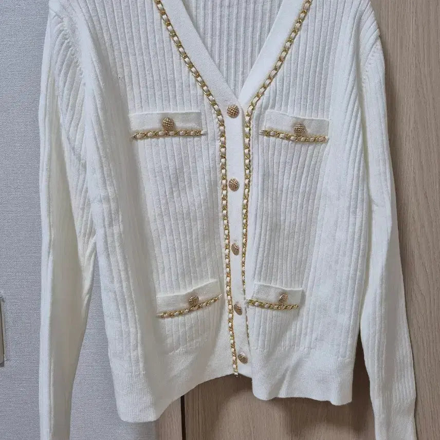 [BUNJANG] Gold Chain Detail Cardigan White / 골드 체인 배색 가디건 화이트