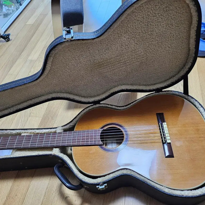 [BUNJANG] Eum Tae-chang Classical Guitar with Hard Case / 엄태창 클래식기타 하드케이스 포함