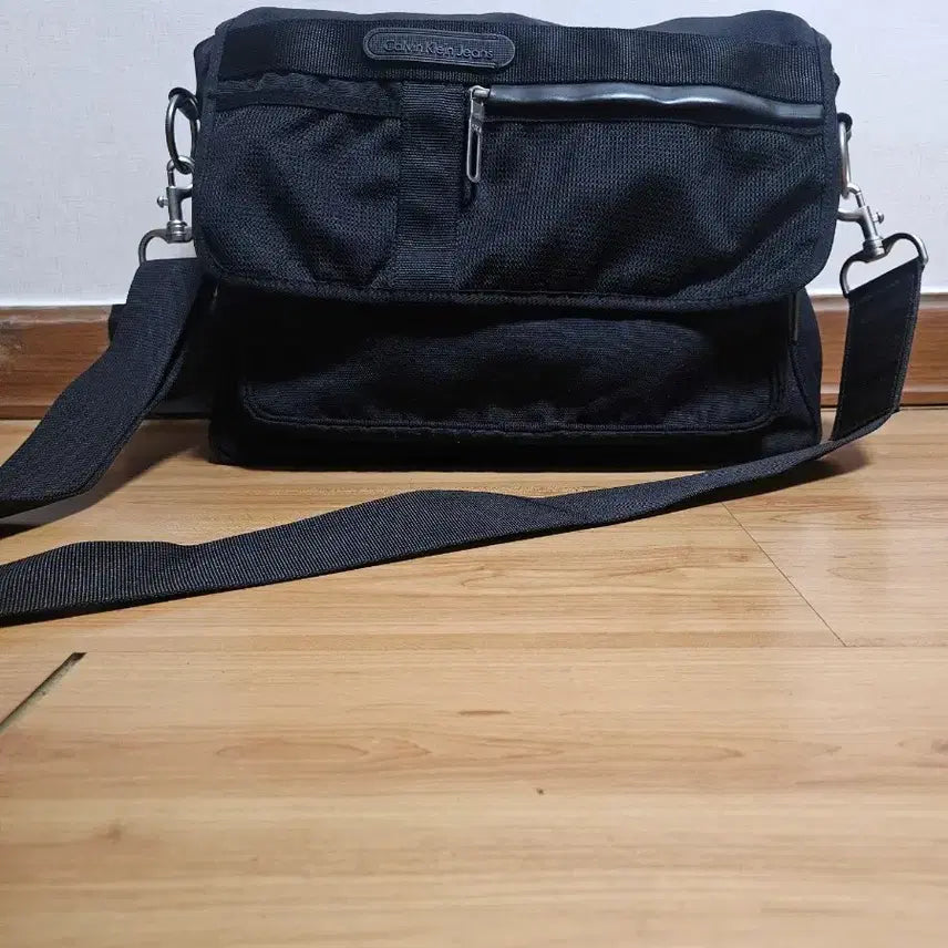 [BUNJANG] Calvin Klein Jeans Black Messenger Crossbody Bag / 캘빈클라인진스 크로스백 블랙 메신저백 가방