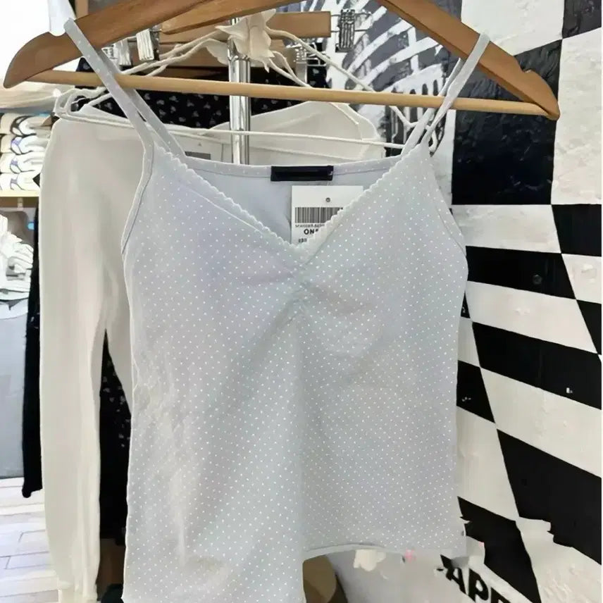[BUNJANG] Brandy Melville Dot Lace Sleeveless Top / 레이스 도트 나시 민소매 하늘색 브렌디멜빌 히피디피 인앤양인하모니