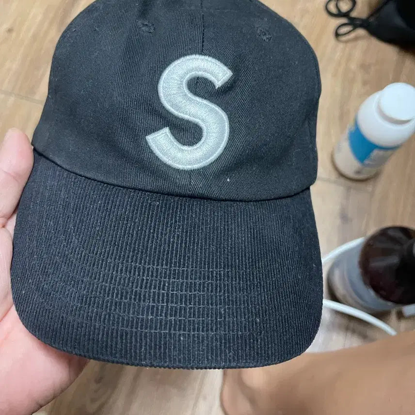 [BUNJANG] Supreme Corduroy Logo Baseball Cap Black / 슈프림 코듀로이 볼캡 블랙