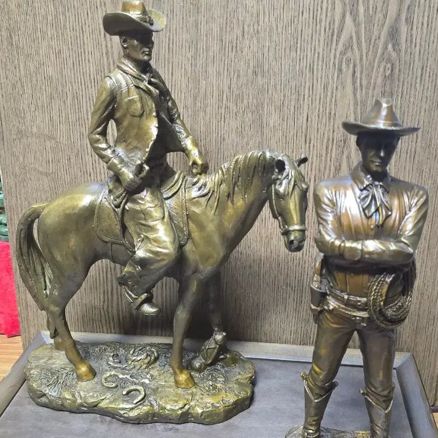 [BUNJANG] Cowboy Statue Set: Horse-Riding and Standing Cowboy Figurines / 카우보이 동상 세트 말 탄 카우보이 입상