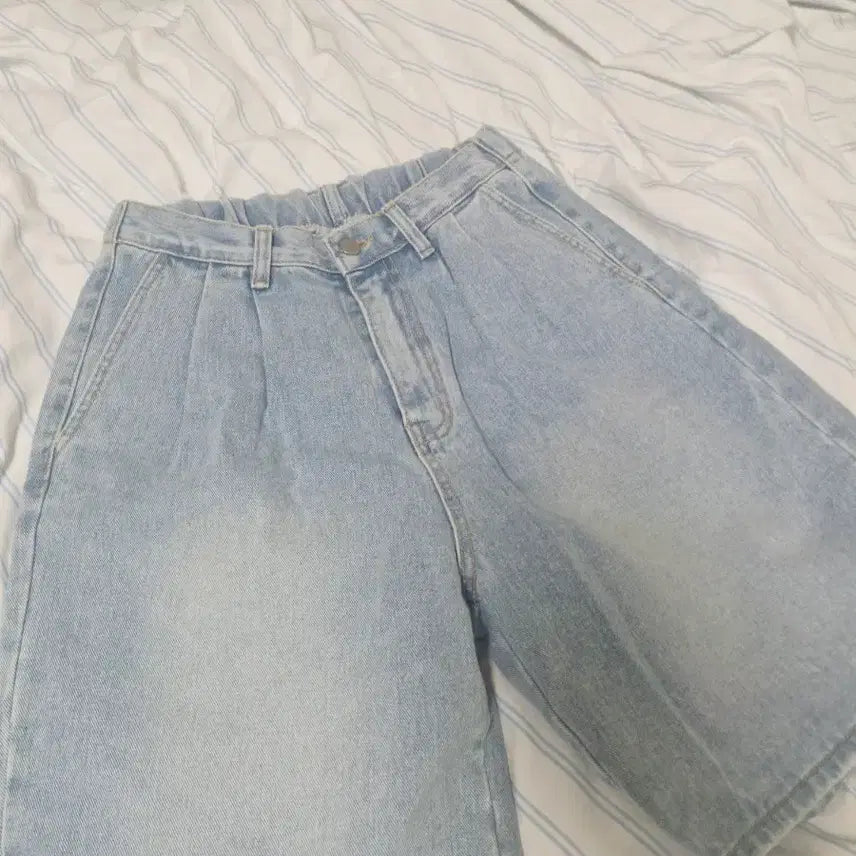 [BUNJANG] Light Wash Wide Denim Bermuda Shorts / 연청 와이드 데님 버뮤다 반바지