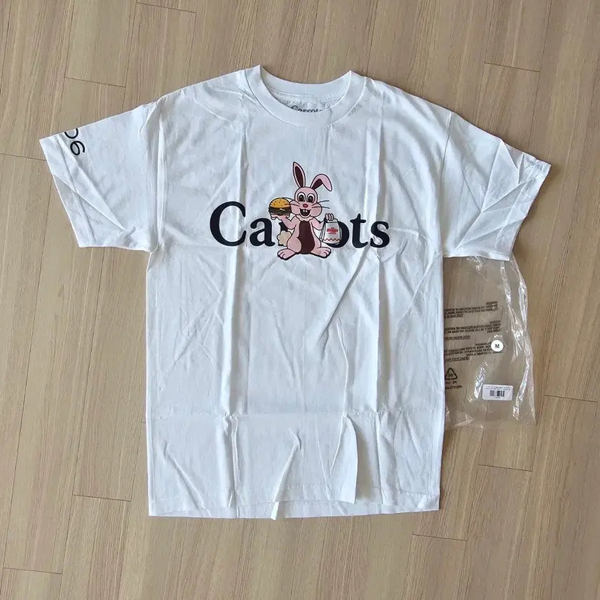 [BUNJANG] Carrots x Freddie Gibbs Rabbit Wordmark Tee White / M 95 새제품) 캐롯츠 콜라보 햄버거 토끼 반팔 티셔츠 남자 여자