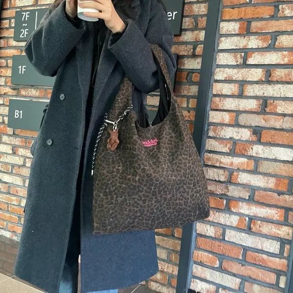 [BUNJANG] MDAS Reversible Leopard Print Shoulder/Crossbody Bag / mddas 리버서블 블랙 양면 호피 여행용 숄더 에코 크로스백 가방