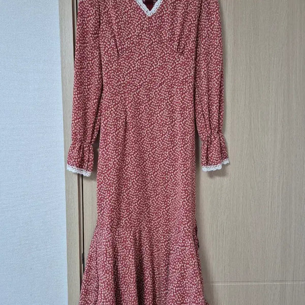 [BUNJANG] Red Floral Lace V-Neck Long Dress / 레드 플로럴 레이스 V넥 원피스