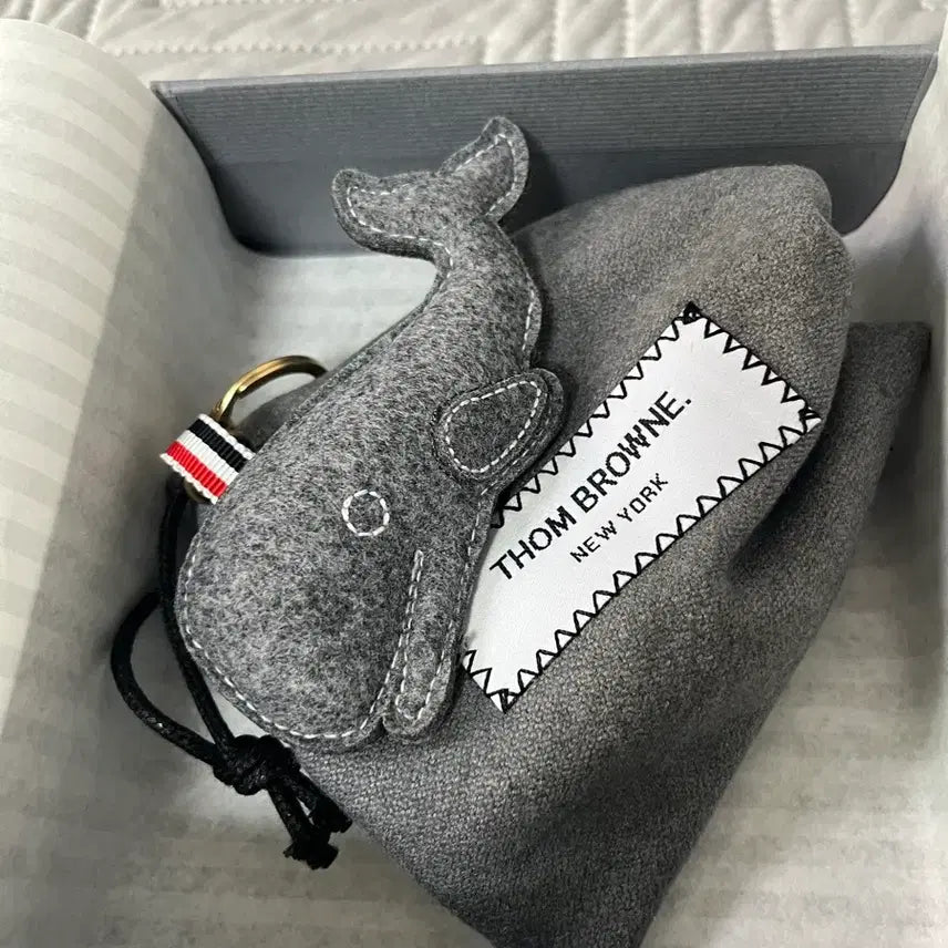 [BUNJANG] Thom Browne Whale Charm Grey / 톰브라운 고래 키링 그레이