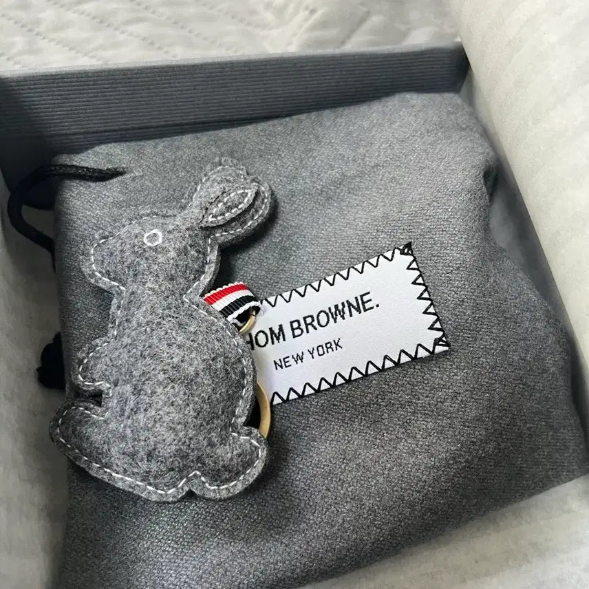 [BUNJANG] Thom Browne Rabbit Keychain Felt / 톰브라운 성수팝업 토끼 키링