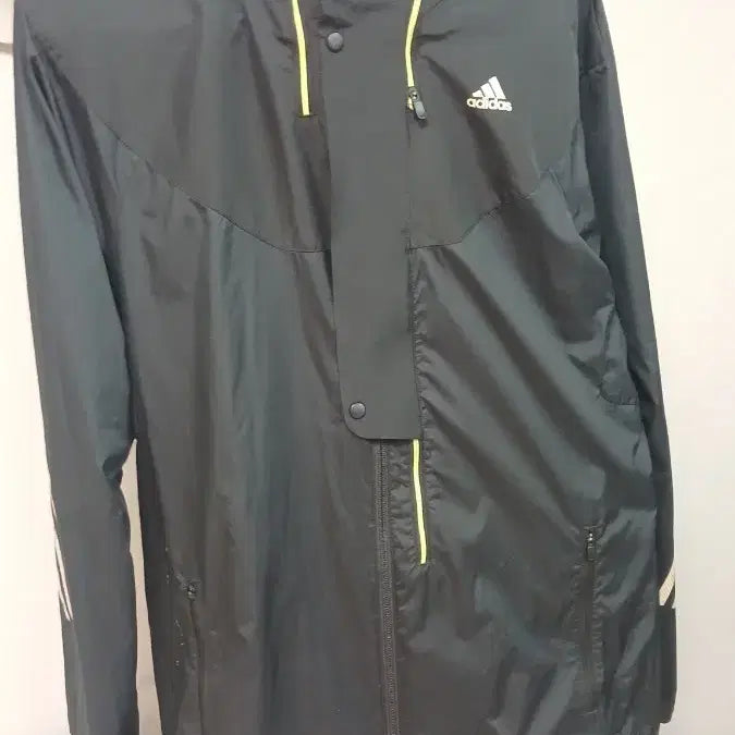 [BUNJANG] Adidas Embroidered Logo Windbreaker Jacket (Size 105) / 아디다스 자수로고 윈드브레이커 바람막이 자켓(105)이 제품은 블랙 컬