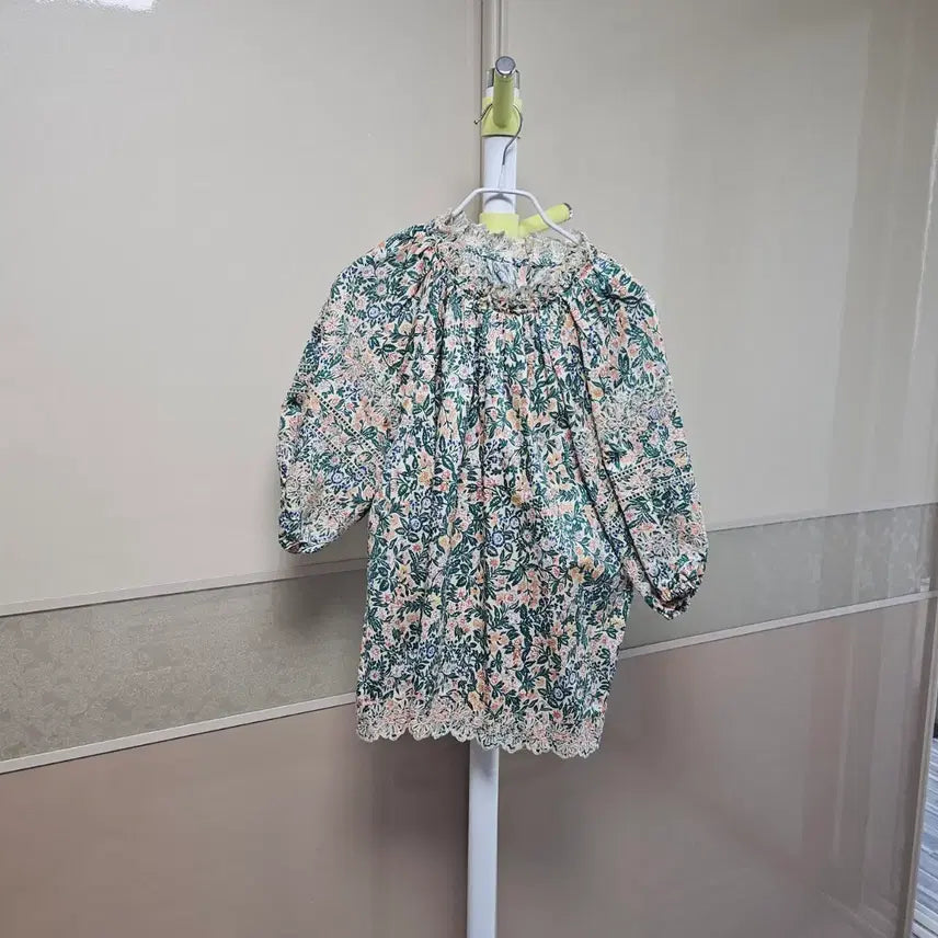 [BUNJANG] Floral Lace Detail Blouse / 플로럴 블라우스