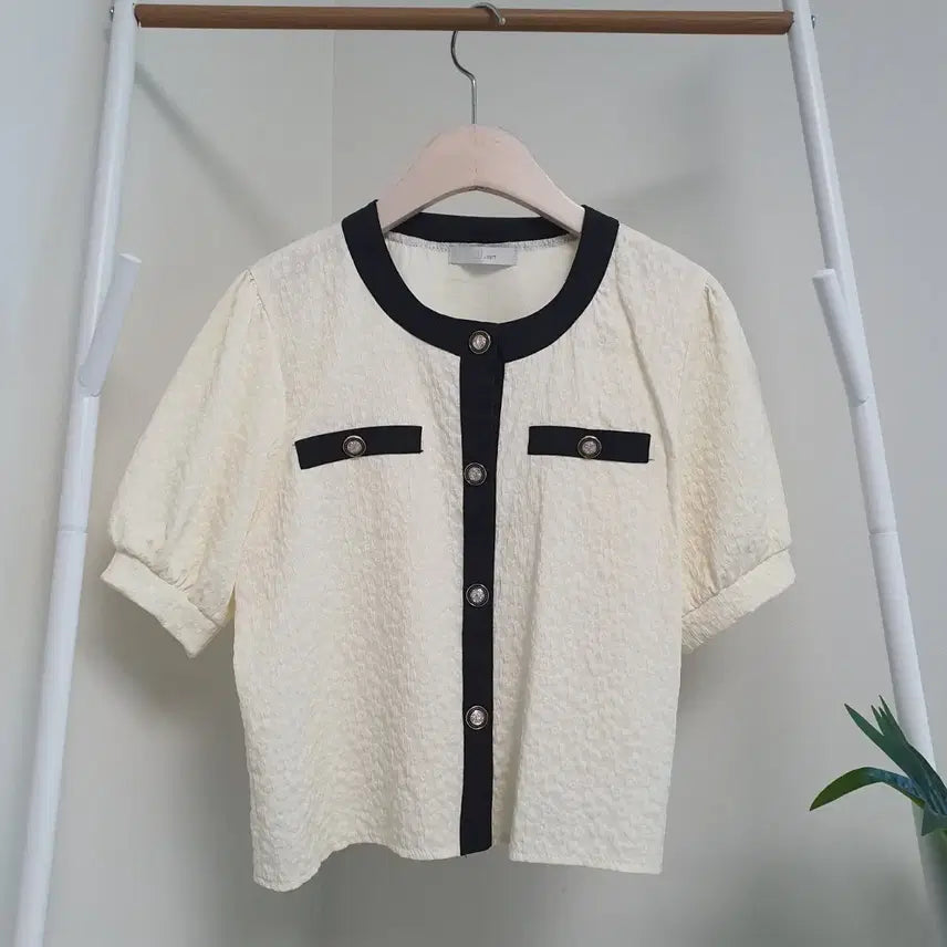 [BUNJANG] J.J. Ggot Color-Blocked Short-Sleeved Blouse / JJ지고트 배색 반팔 블라우스