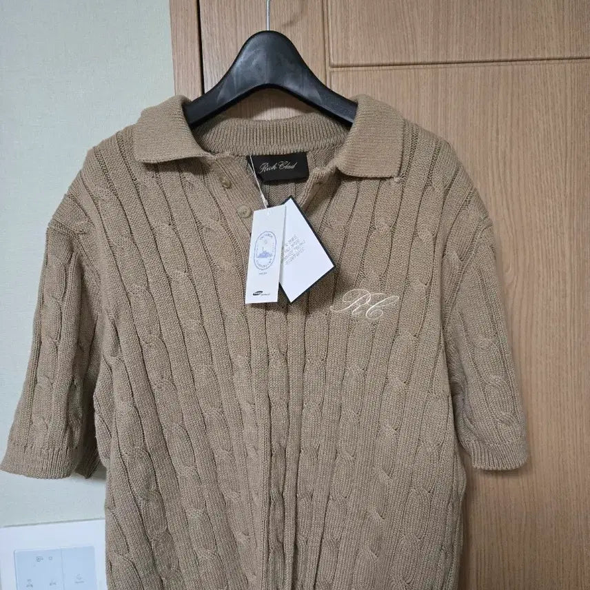 [BUNJANG] Puer Dude Nine Rich Klade Embroidered Cable Polo Knit Camel 52 / 퓨에르 듀드나인 리치클래드 자수 케이블폴로니트 카멜52