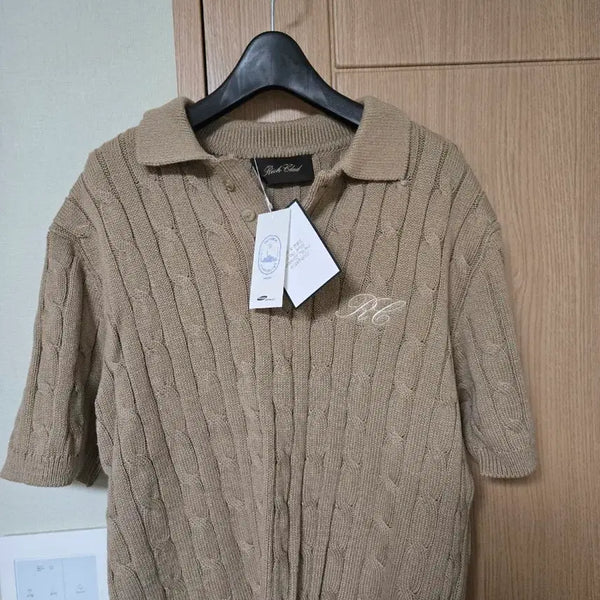 [BUNJANG] Puer Dude Nine Rich Klade Embroidered Cable Polo Knit Camel 52 / 퓨에르 듀드나인 리치클래드 자수 케이블폴로니트 카멜52