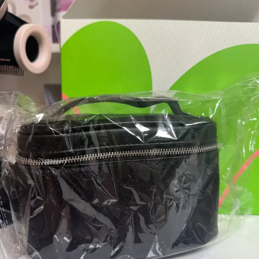 [BUNJANG] WAKEMAKE Hello Kitty Leather Pouch / 웨이크메이크 헬로키티 레더파우치