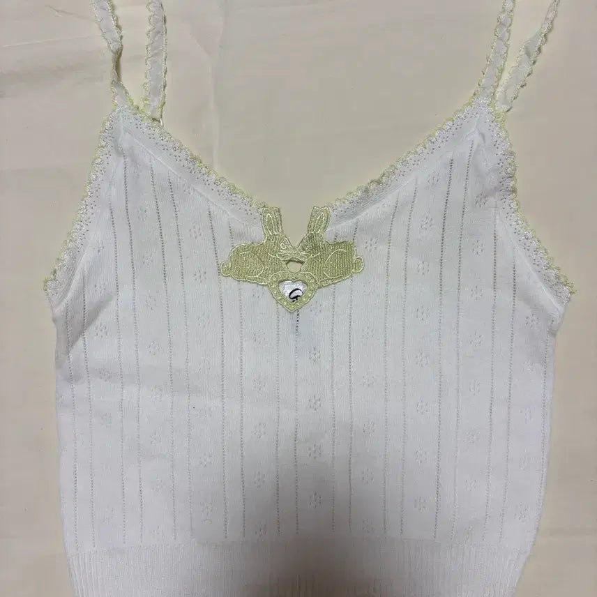 [BUNJANG] Prettyz Embroidered Sleeveless Top / 프리티즈 나시