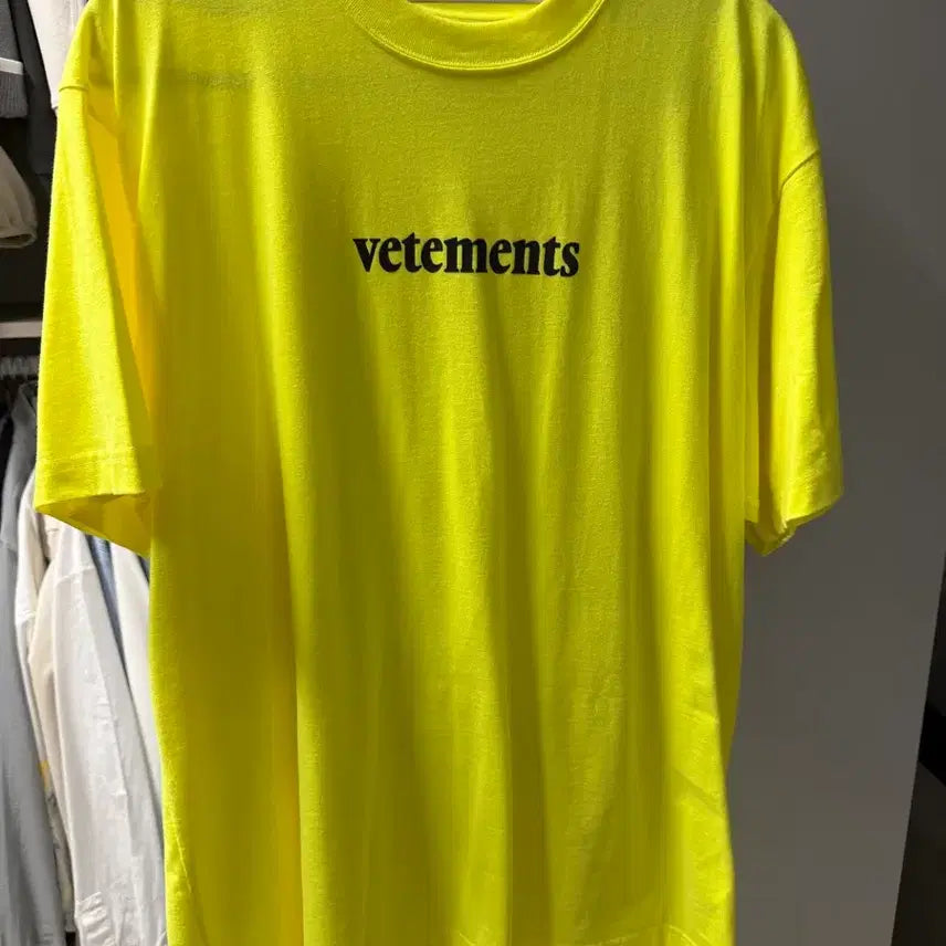 [BUNJANG] VETEMENTS Signature Logo T-Shirt Yellow M / 베트멍 시그니처 로고 반팔티 옐로우 M