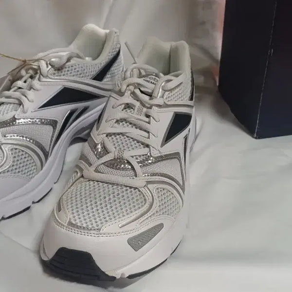 [BUNJANG] Reebok Premier Road Plus White Silver Sneakers / [새제품]275 리복 프리미어 로드 플러스 화이트 실버 운동화 스니커즈