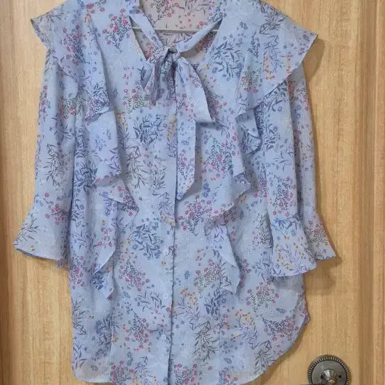 [BUNJANG] Olive des Olive Short Sleeve Blouse Sky Blue Floral V-Neck Button-Front Ribbon Frill / 올리브데올리브 반팔블라우스 예쁜청순하늘색블루잔꽃무늬 브이넥단추오픈리본프릴