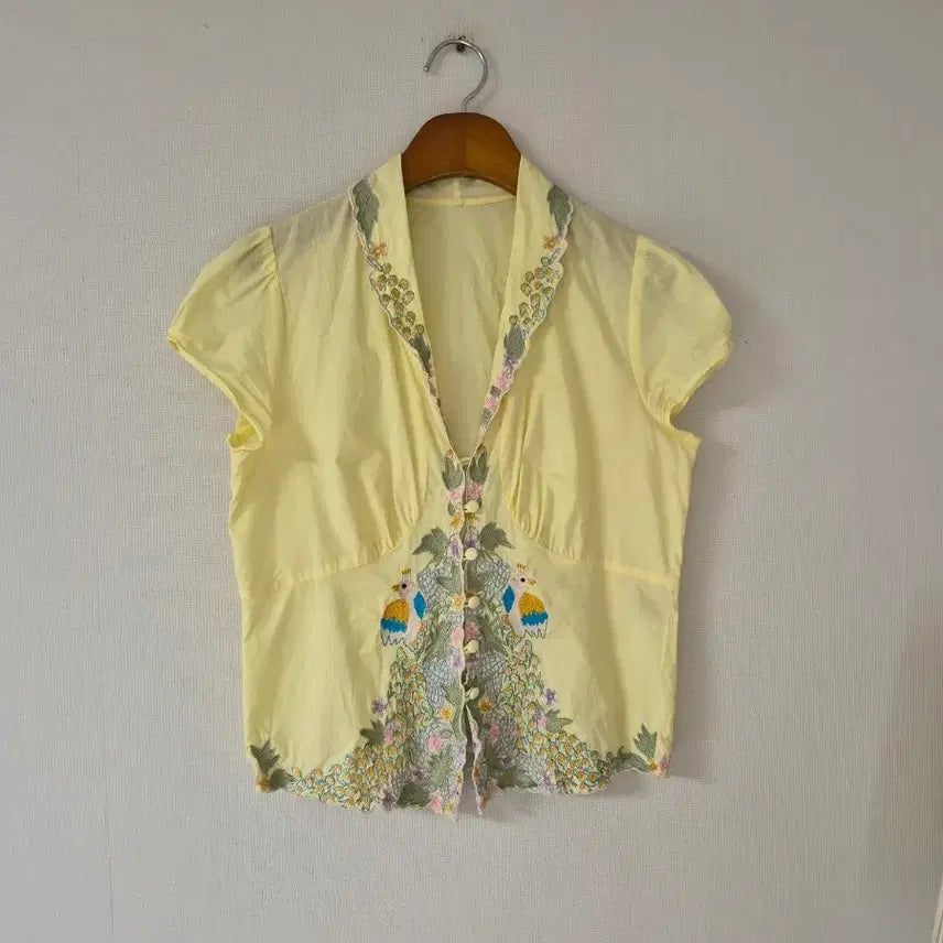 [BUNJANG] Lenibon Embroidered Peacock Blouse / [레니본] 블라우스  공작 자수