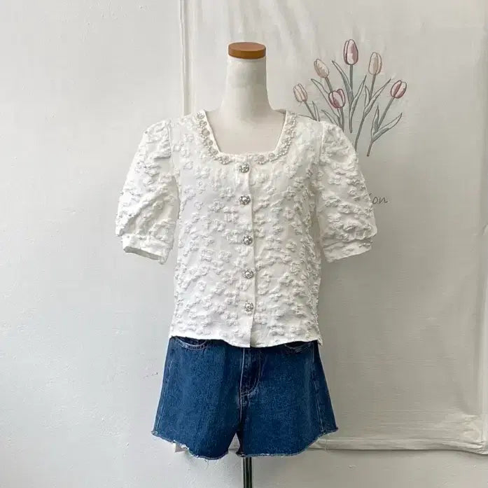 [BUNJANG] Pearl Button Embossed White Puff Blouse / 진주 버튼 엠보싱 화이트 퍼프 블라우스 269