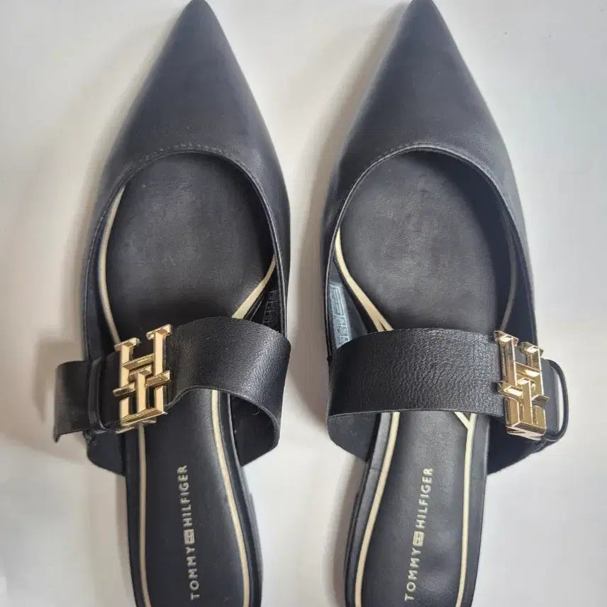 [BUNJANG] Tommy Hilfiger Gold Accent Flat Shoes Black / 타미힐피거 금장 장식 플랫 슈즈 블랙
