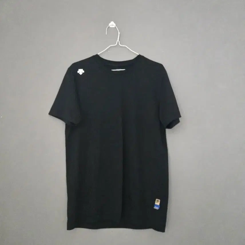 [BUNJANG] Descente Black Short Sleeve T-Shirt Size 95 / 데상트 블랙 반팔티 95