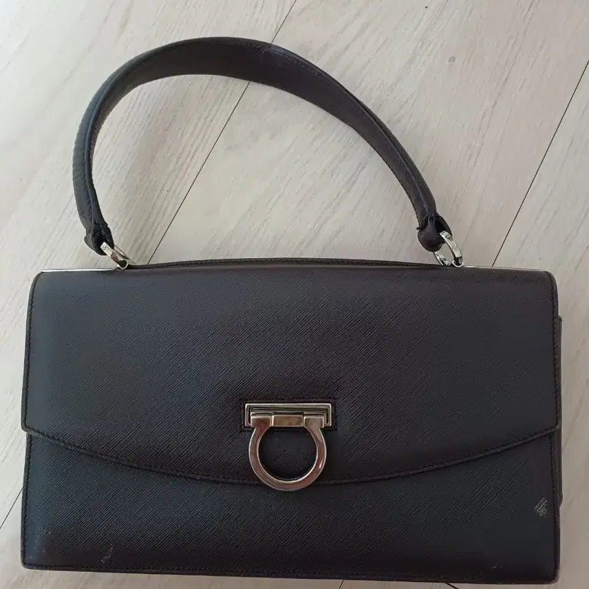 [BUNJANG] Salvatore Ferragamo Gancini Shoulder Bag Dark Brown / 페라가모 간치니 숄더백 다크브라운