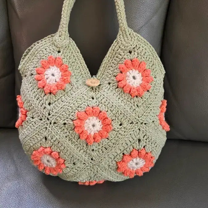 [BUNJANG] Hand-knitted Tote Bag with Floral Pattern / 손뜨개가방(풀꽃토드)