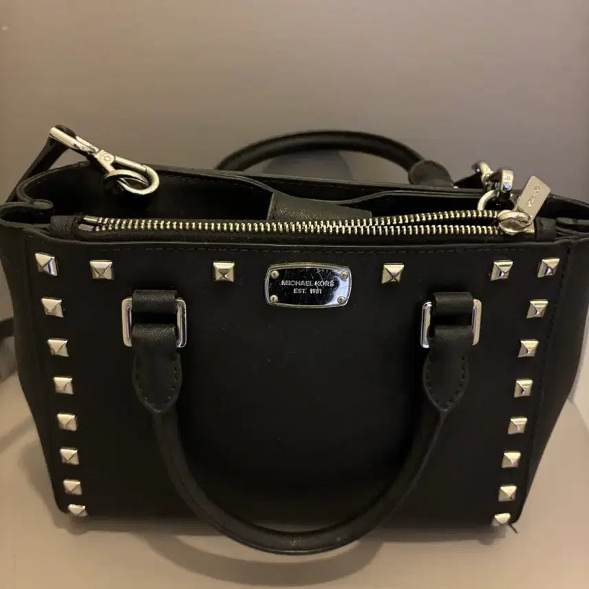 [BUNJANG] Michael Kors Black Studded Tote Bag / 마이클코어스 블랙 스터드 토트백 (가로26 세로18cm)
