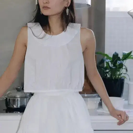 [BUNJANG] Parbang Frill Neck Crop Sleeveless Top / 파르벵 프릴넥 크롭 슬리브리스